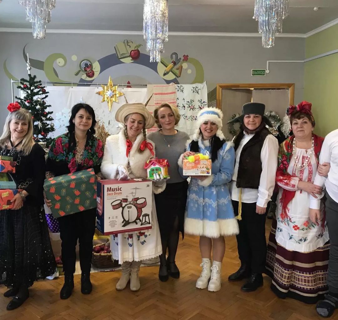 <p>Ежегодно сотрудники и законные представители воспитанников участвуют в благотворительной акции «Наши дети». С самыми приятными подарками посещаем Центр коррекционно — обучающего обучения. Дети получают неподдельную радость.</p>